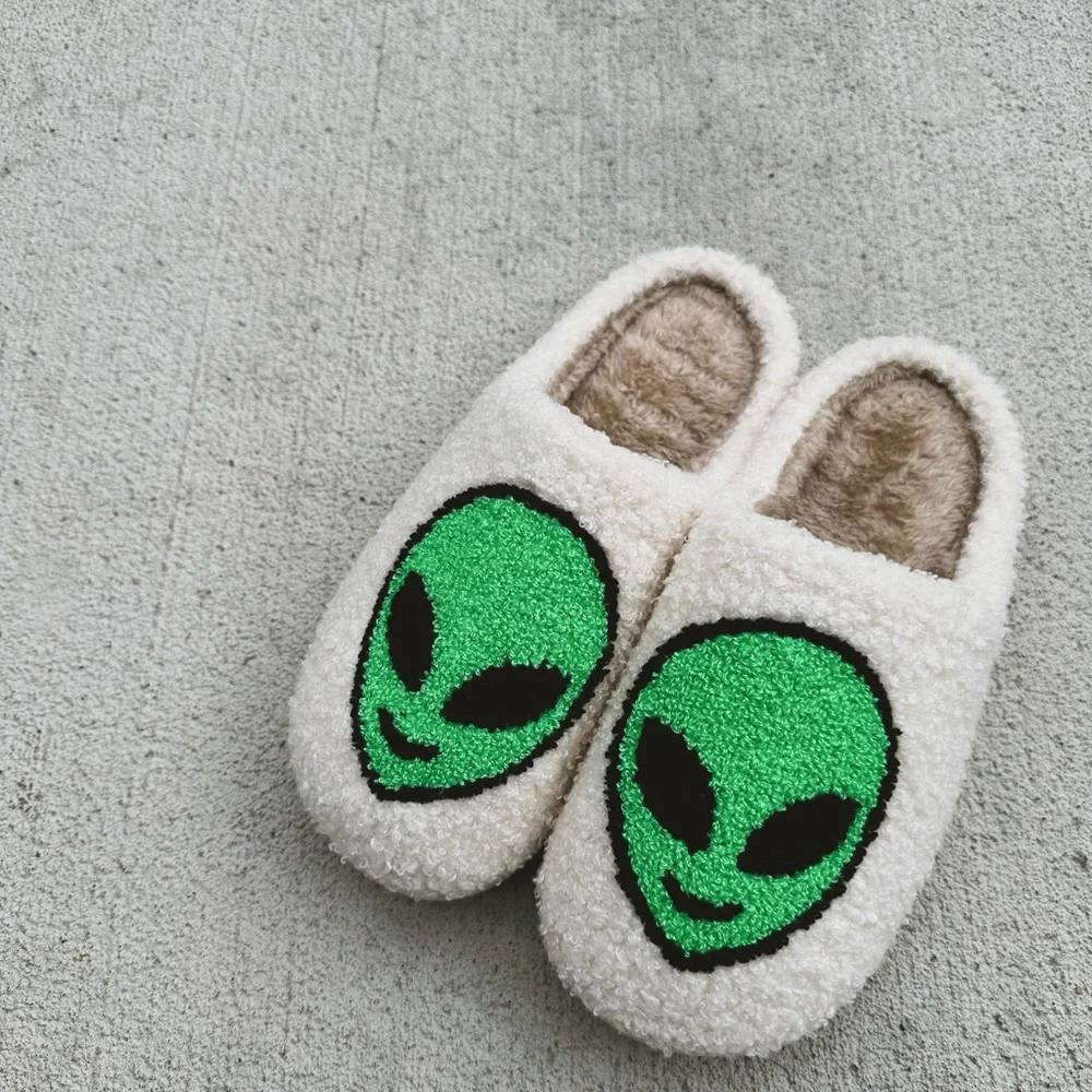 Manifesting Daydreams • Alien Face Sherpa Slippers - Picture 3 of 8